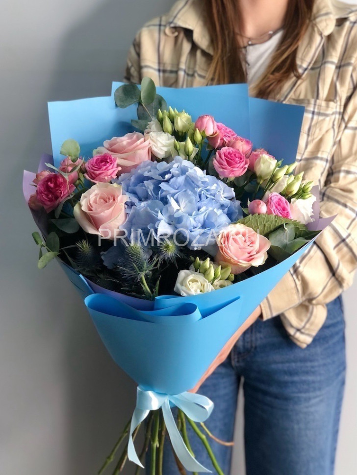 Букет с голубой гортензией #G6650 Flowers delivery Vladivostok