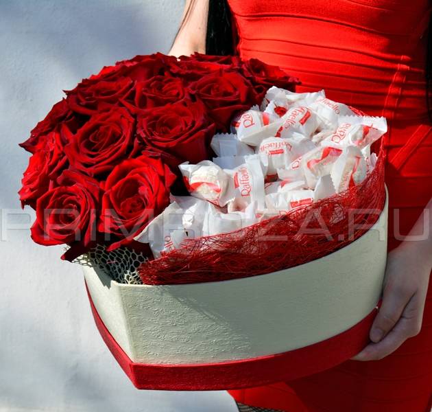 Bouquet of roses in a decorative box of chocolates Raffaello #T019
