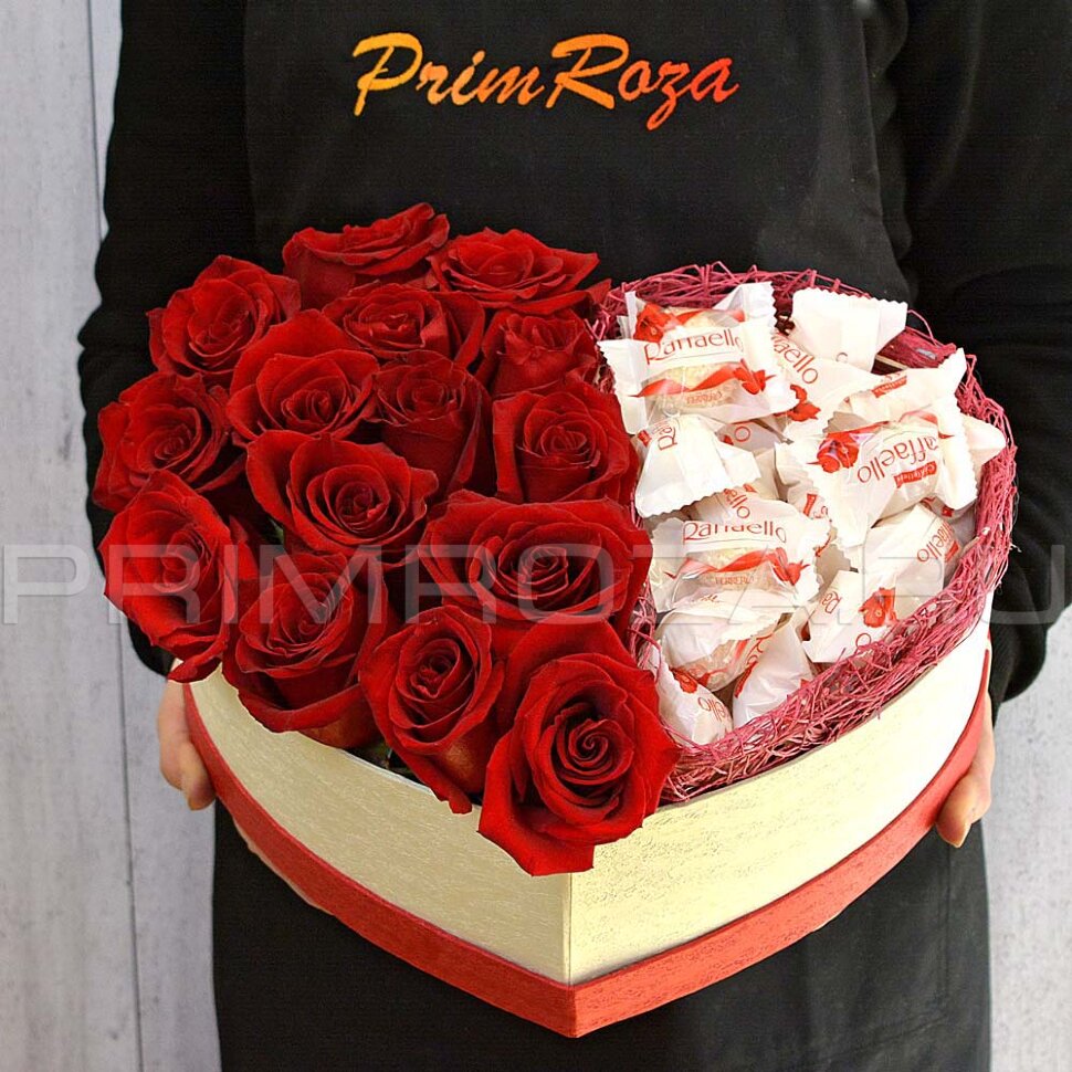 Bouquet of roses in a decorative box of chocolates Raffaello #T019 Flowers delivery Vladivostok