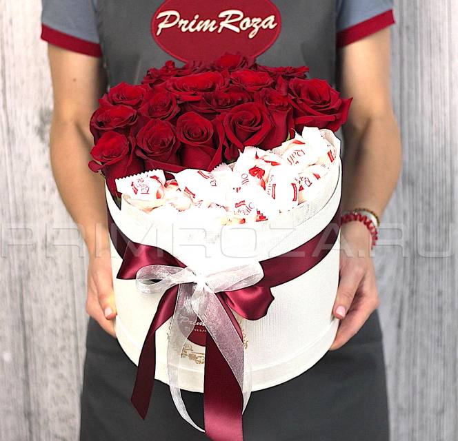 Bouquet of roses in a decorative box of chocolates Raffaello #T019