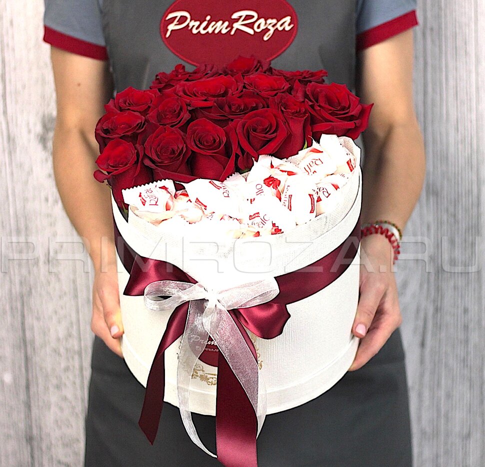 Bouquet of roses in a decorative box of chocolates Raffaello #T019 Flowers delivery Vladivostok