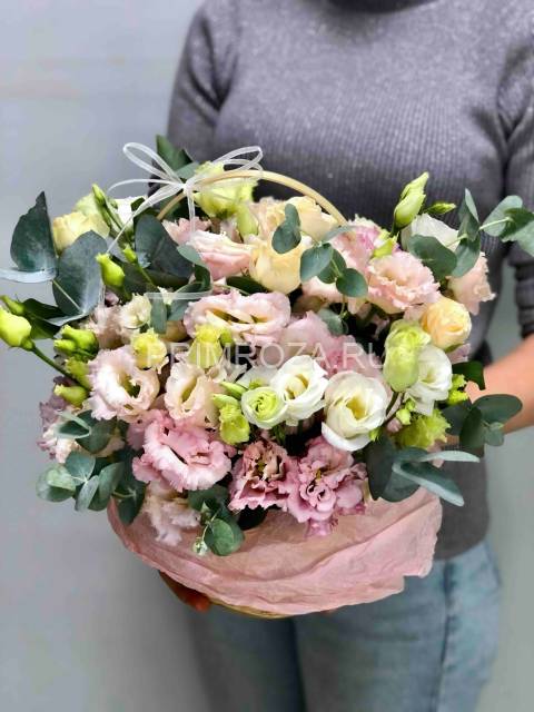 Цветочная корзинка с махровыми эустомами