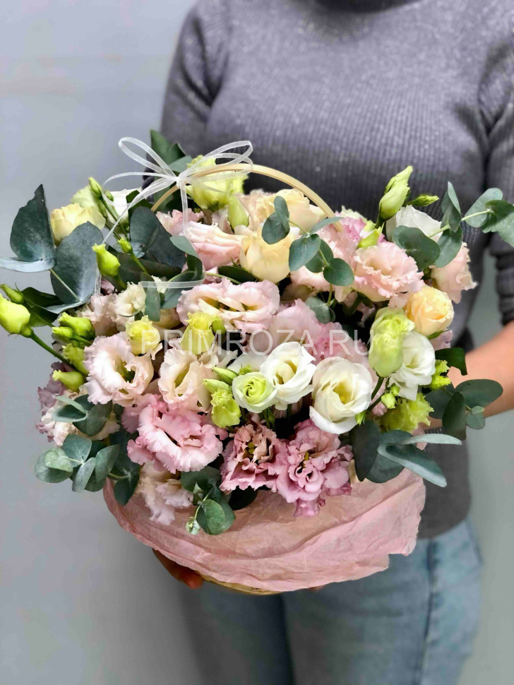 Цветочная корзинка с махровыми эустомами Flowers delivery Vladivostok