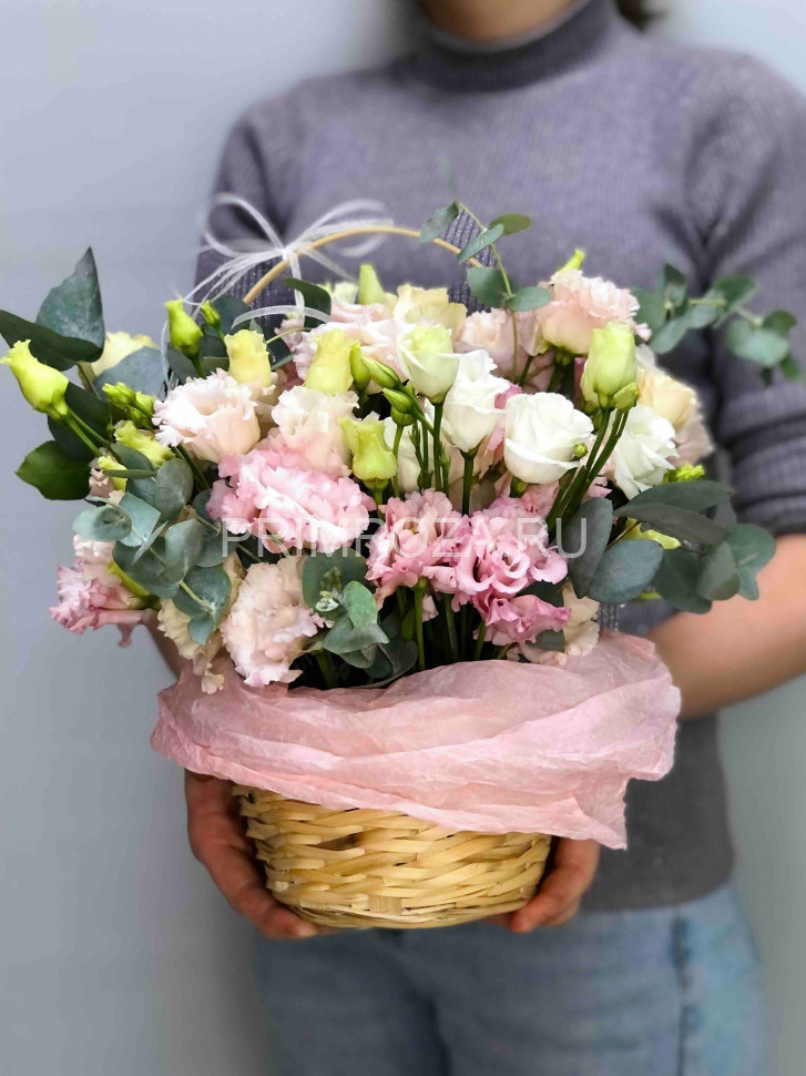 Цветочная корзинка с махровыми эустомами Flowers delivery Vladivostok