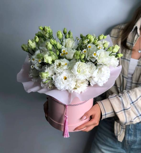 Сборный букет из эустом в декоративной коробке #R6772