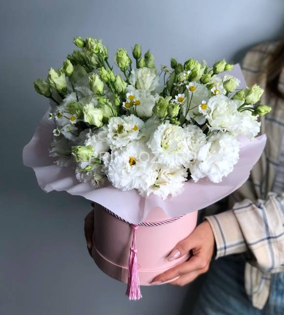 Сборный букет из эустом в декоративной коробке #R6772