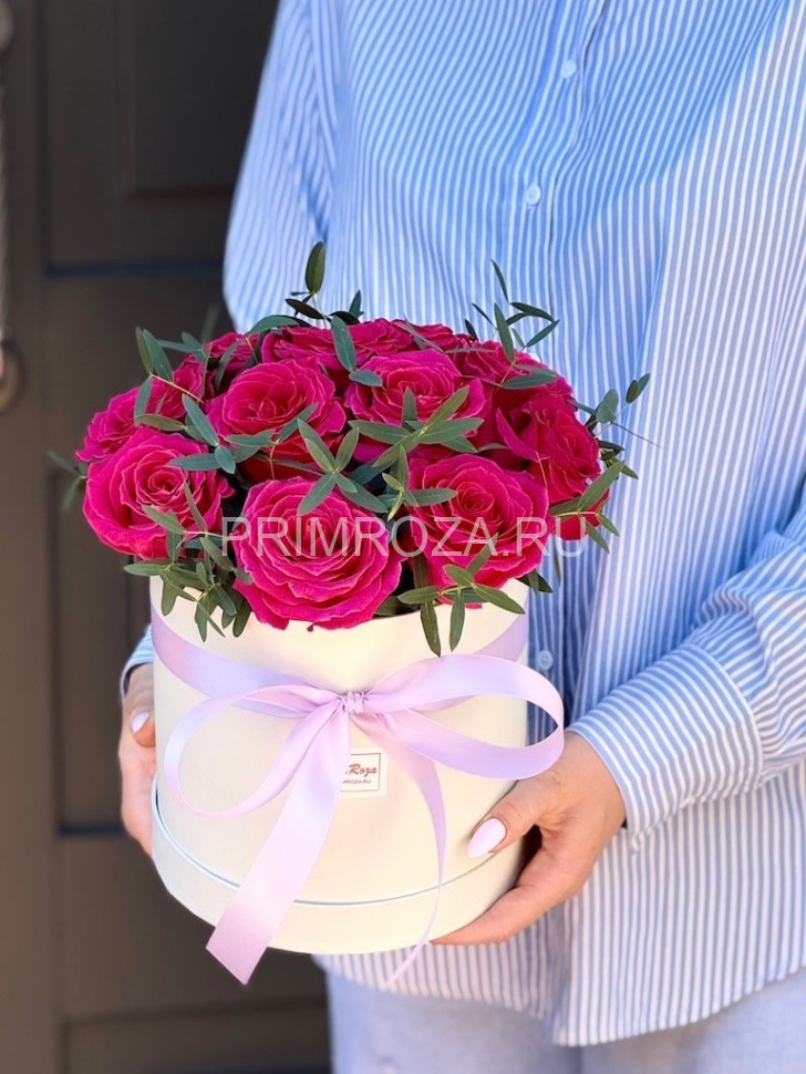 Букет малиновых роз в шляпной коробке  Flowers delivery Vladivostok
