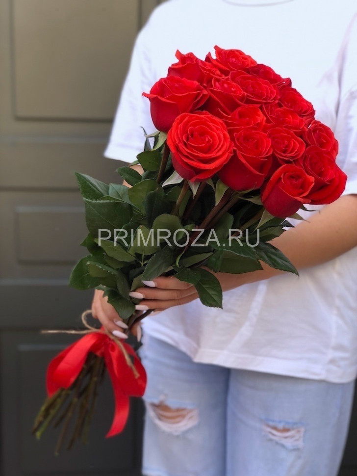 Букет высоких алых роз 