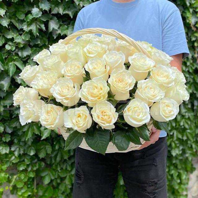 Bouquet of roses in a basket #K4036