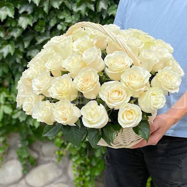 Bouquet of roses in a basket #K4036