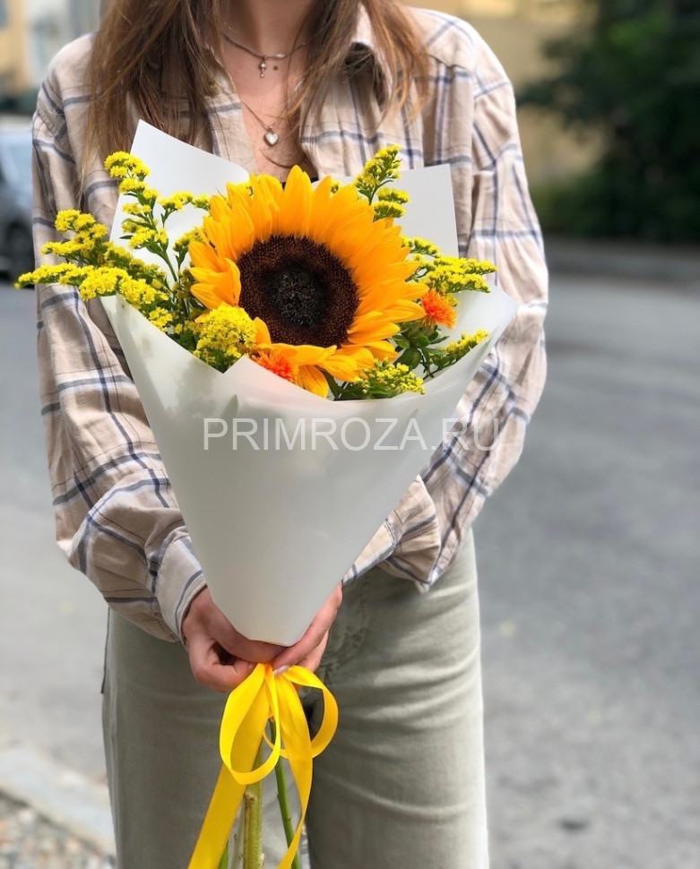 Букет-комплимент с подсолнухом  Flowers delivery Vladivostok