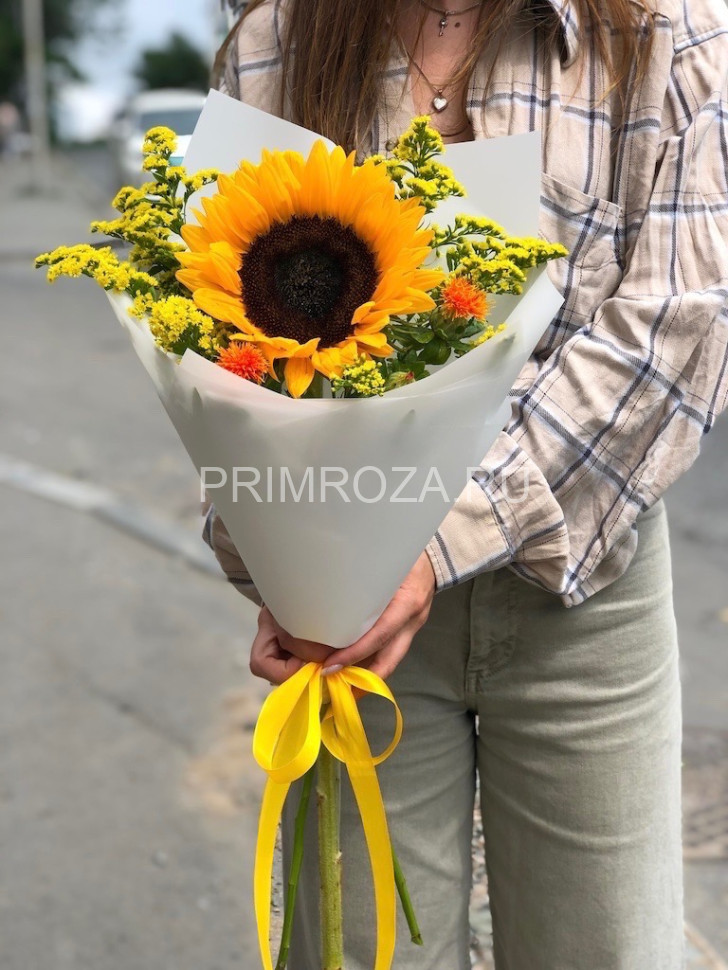 Букет-комплимент с подсолнухом  Flowers delivery Vladivostok