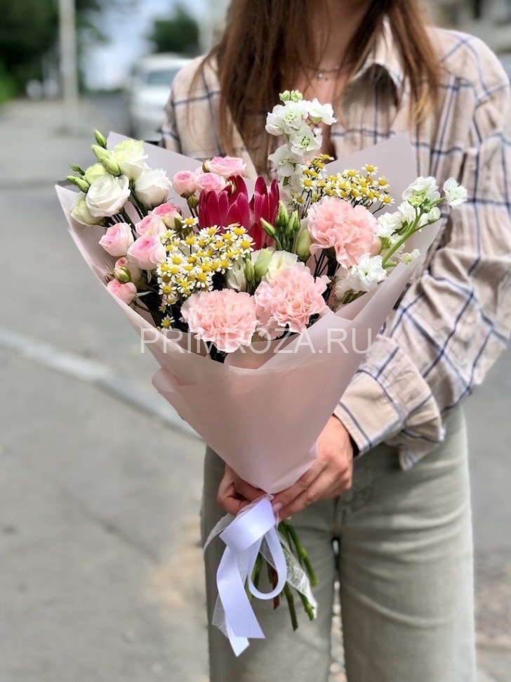 Нежный букет с протеей  Flowers delivery Vladivostok