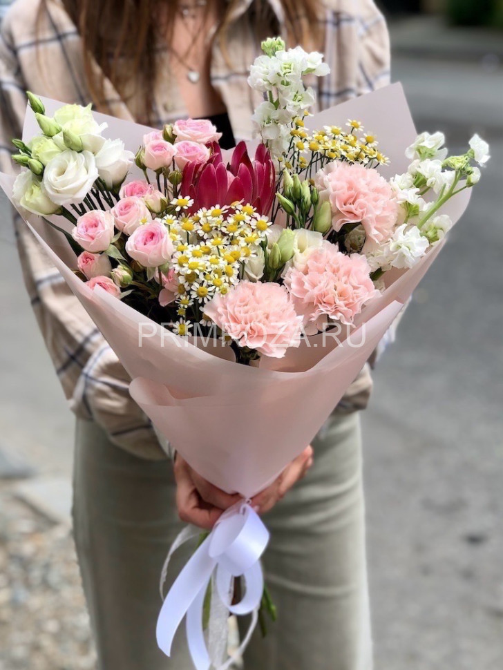 Нежный букет с протеей  Flowers delivery Vladivostok