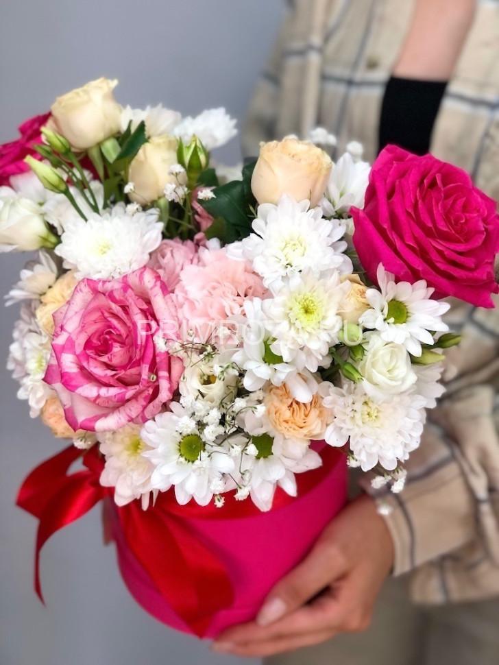 Ассорти в малиновой шляпной коробке  Flowers delivery Vladivostok