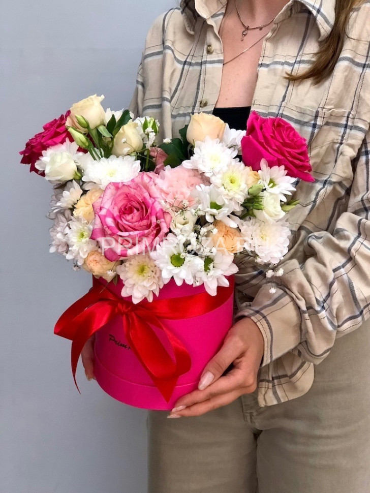 Ассорти в малиновой шляпной коробке  Flowers delivery Vladivostok
