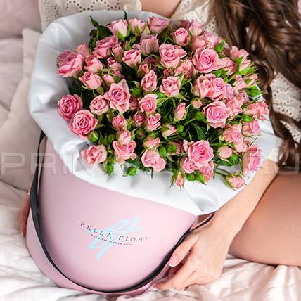 Bouquet of spray roses in a hat box #C13