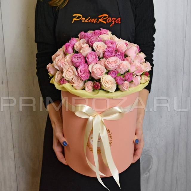 Bouquet of spray roses in a hat box #C13