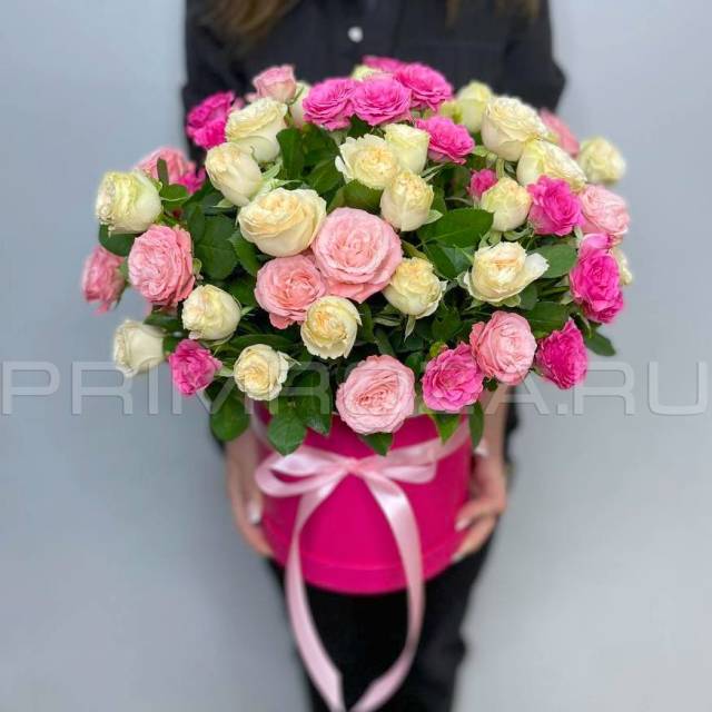 Bouquet of spray roses in a hat box #C13