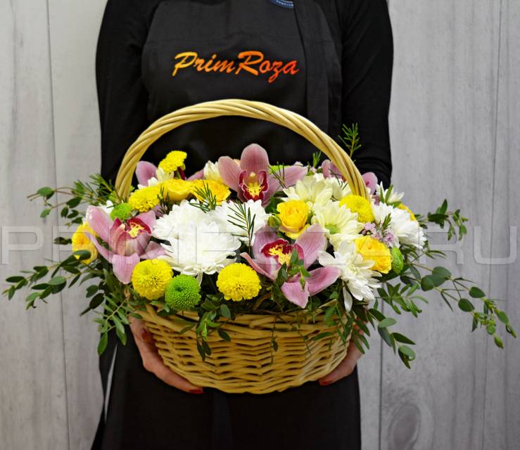  Mixed bouquet in a basket #V01029