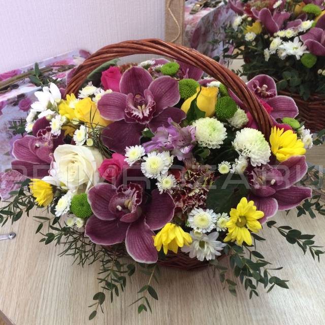  Mixed bouquet in a basket #V01029