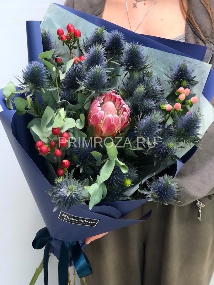 Букет с протеей и эрингиумом Flowers delivery Vladivostok