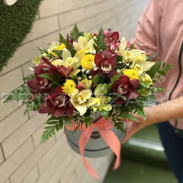 Prefabricated bouquet in a decorative box #A9253