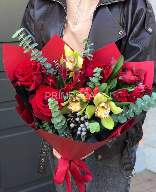 Экзотический букет с орхидеей