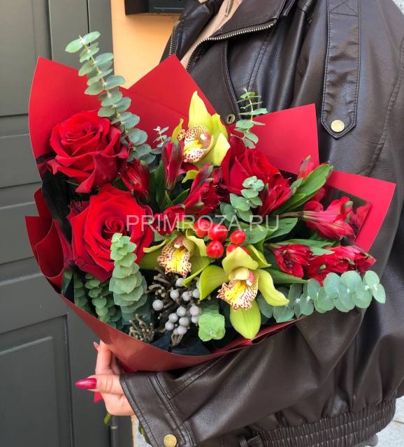 Экзотический букет с орхидеей