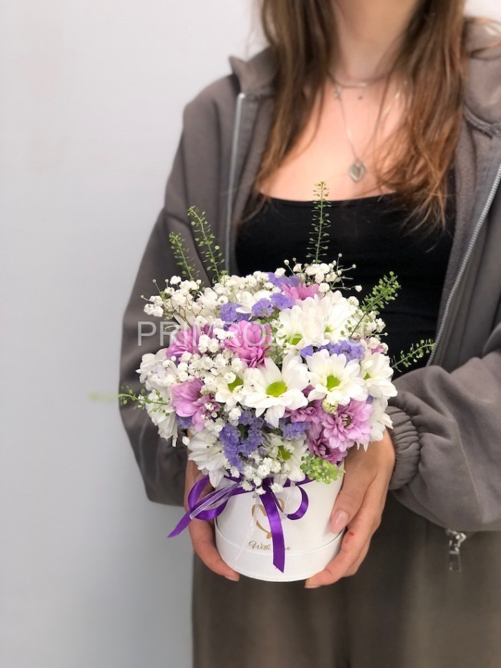Букет-комплимент в декоративной коробке  Flowers delivery Vladivostok