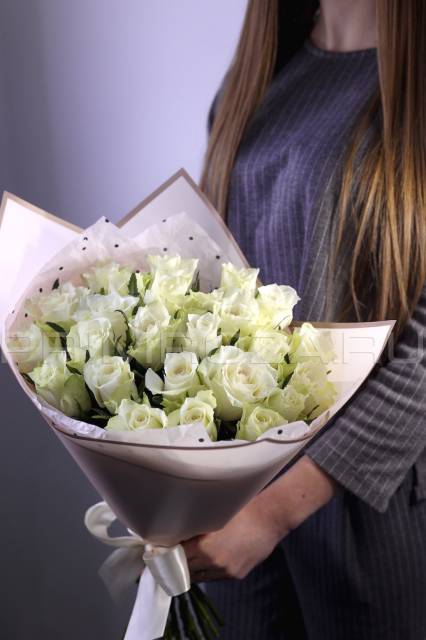 Bouquet of white Dutch roses 