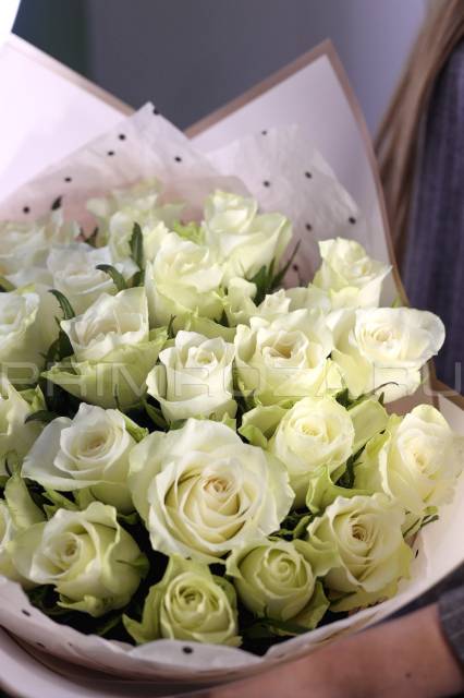 Bouquet of white Dutch roses 