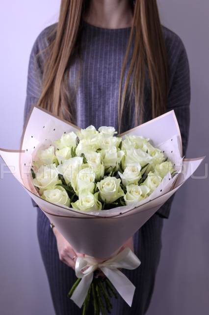 Bouquet of white Dutch roses 