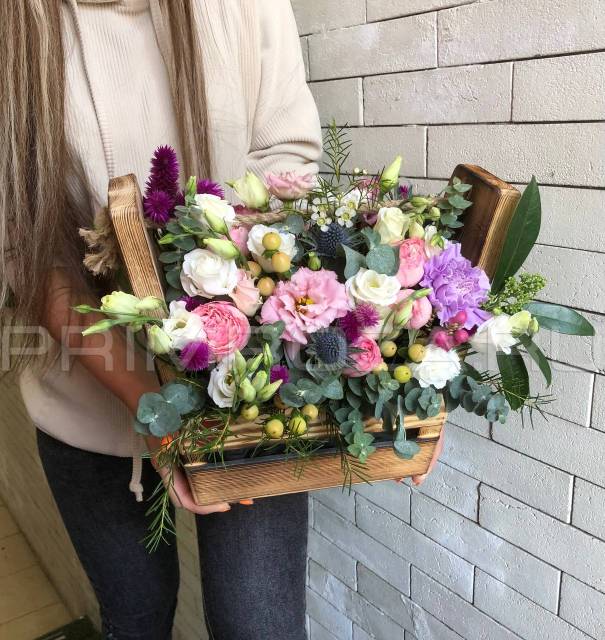 Prefabricated bouquet in a decorative box #A1555
