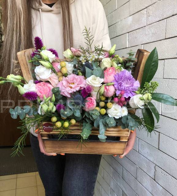 Prefabricated bouquet in a decorative box #A1555