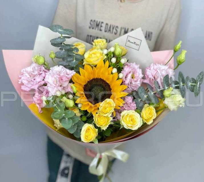 Prefabricated bouquet with sunflower 