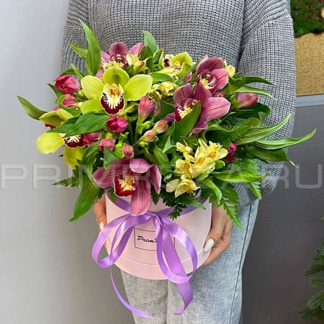 Prefabricated bouquet in a decorative box #A4676