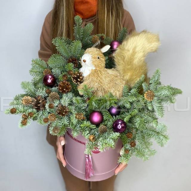 Arrangement in a decorative box