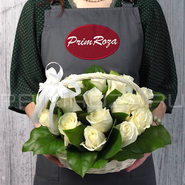 Bouquet of 17 roses in a decorative basket #R0370