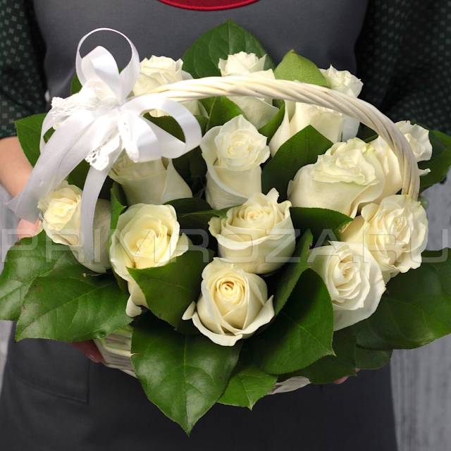 Bouquet of 17 roses in a decorative basket #R0370
