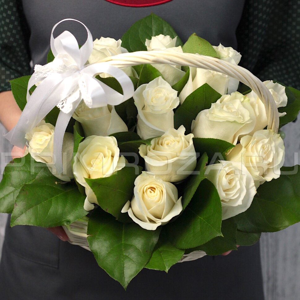 Bouquet of 17 roses in a decorative basket #R0370 Flowers delivery Vladivostok