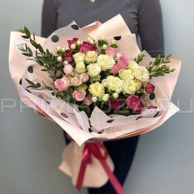Bouquet of bush roses and hypericum #R54323