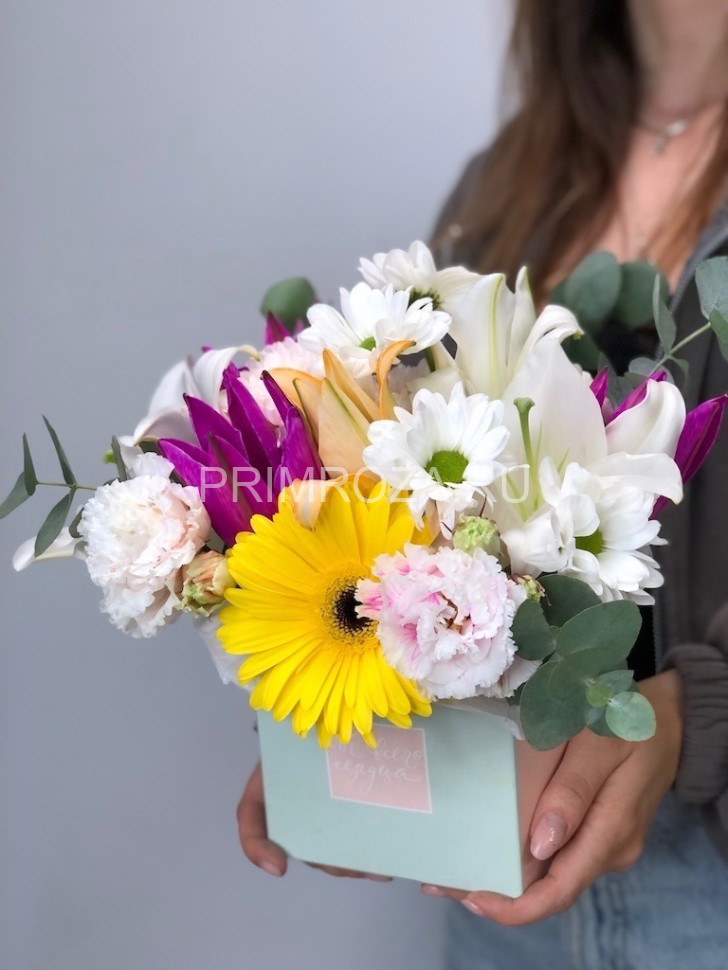 Ассорти в декоративной коробочке с лилиями #7327 Flowers delivery Vladivostok