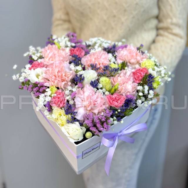 Mixed bouquet of roses in a decorative box # R 1402
