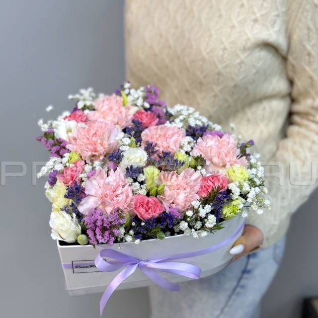 Mixed bouquet of roses in a decorative box # R 1402