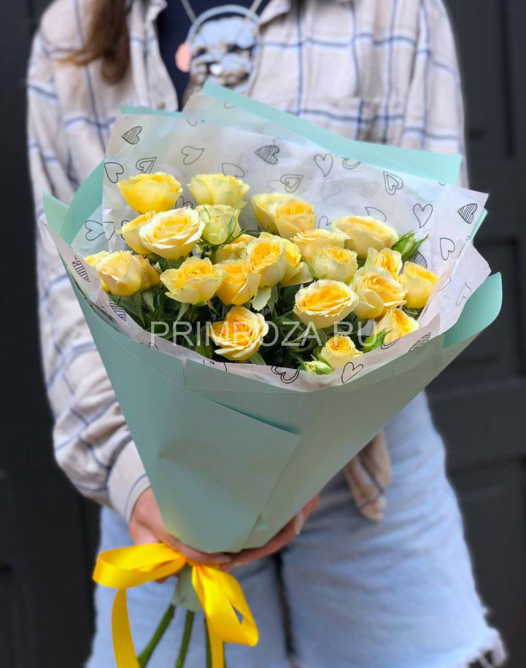 Букет-комплимент из 5 лимонных кустовых роз Flowers delivery Vladivostok