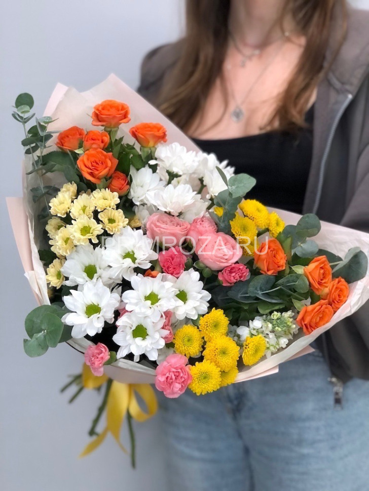 Яркий летний букет с кустовыми розами и хризантемой #7331 Flowers delivery Vladivostok
