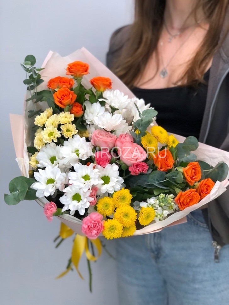 Яркий летний букет с кустовыми розами и хризантемой #7331 Flowers delivery Vladivostok