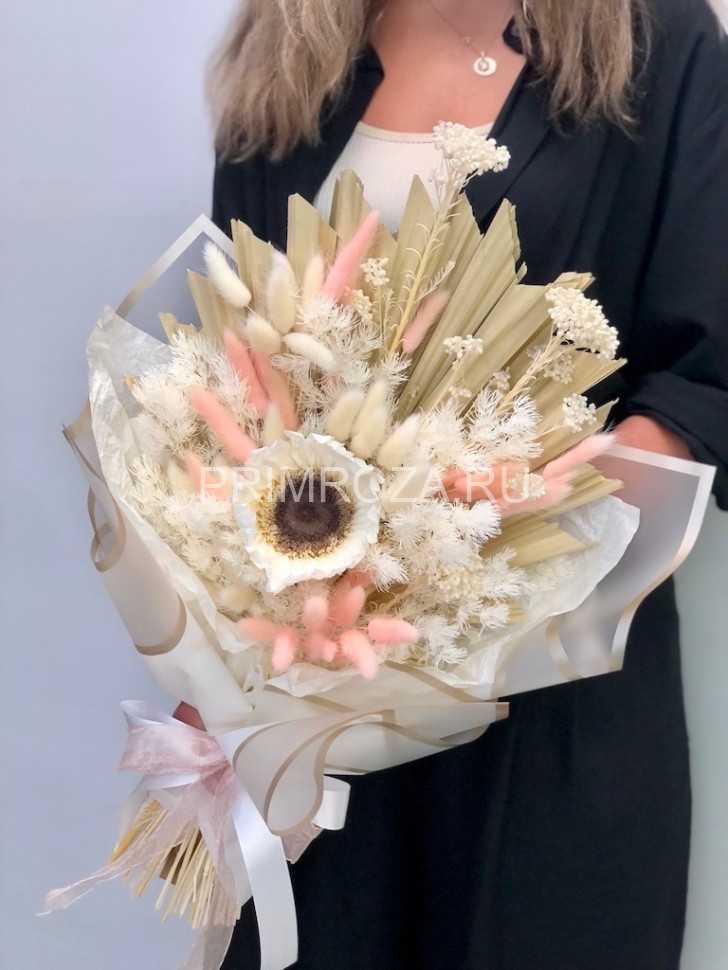 Букет сухоцветов с белым подсолнухом и пальмовым листом  Flowers delivery Vladivostok