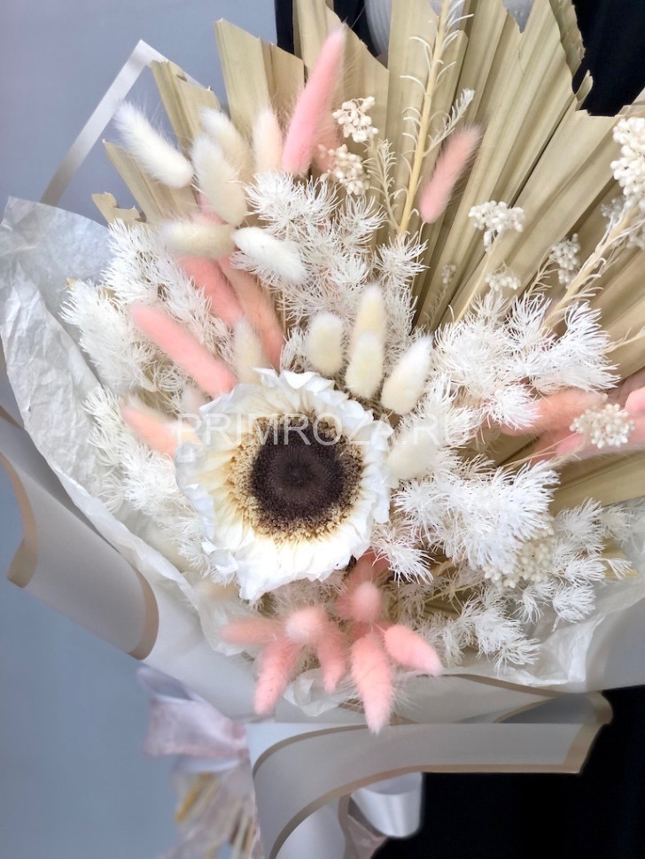 Букет сухоцветов с белым подсолнухом и пальмовым листом  Flowers delivery Vladivostok